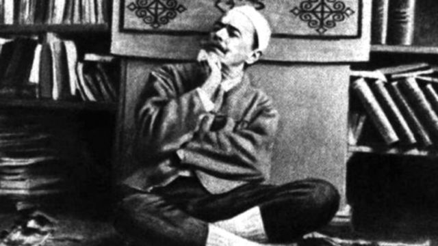 Caragiale, în bibliotacă, îmbrăcat în costum tradiţional aromânesc