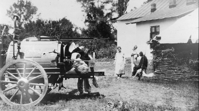 Pentru stoparea epidemiei de tifos, Crucea Roşie a dotat centrele de dezpăduchere
cu cazane pentru sterilizarea hainelor soldaţilor