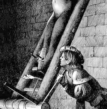 Cei vinovați de crime foarte grave erau întinţi pe scară