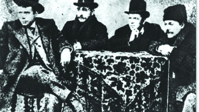 Marele scriitor alături de câţiva actori