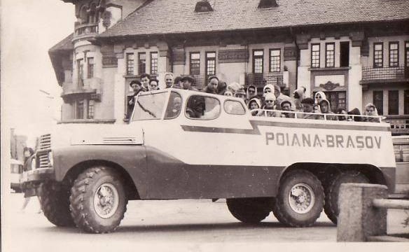 Tramcarul plin cu călători, în Piaţa Prundului.