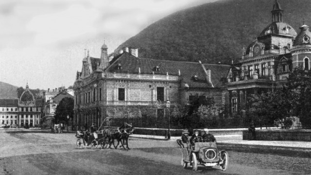 Primele automobile nu erau private cu ochi prea buni de braşovenii conservatori.