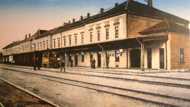 O parte din clădirea fostei gări se află încă între blocurile de pe strada Hărmanului