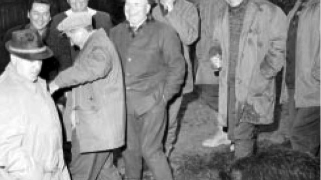 După vânătoarea de la Rupea, aşezaţi de la stânga la dreapta, Maurer, Ceauşescu, Bobu, Karol Kiraly (prim secretar Covasna), Gh. Apostol se retrag la cabană.