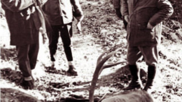 Ceauşescu uitându-se la trofeu. În imagine apare şi generalul Pleşiţă, omul de legătură al Securităţii cu celebrul terorist Carlos. Tot Pleşiţă a organizat şi atacul împotriva sediului din Germania al postului de radio Europa Liberă, considerat un pericol pentru regimul Ceauşescu