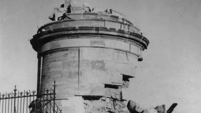 Ruinele statuii au fost aruncate ăn aer de soldaţii români