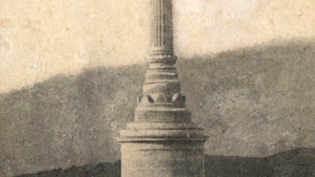 Oameni adunaţi în jurul monumentului