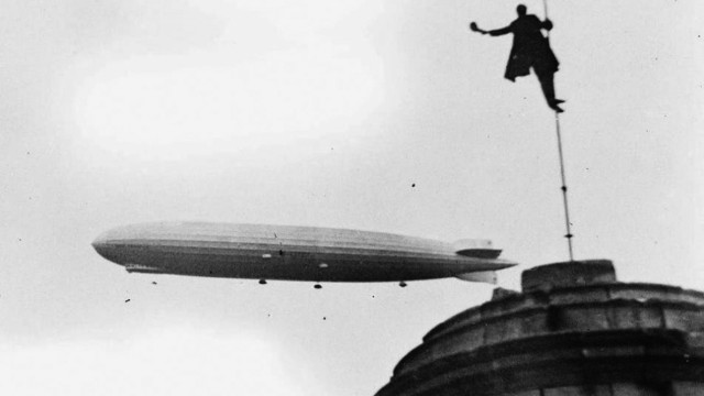 Un braşovean salută zepelinul, agăţat de paratrăznetul ruinei monumentului, în 1929